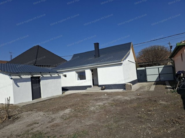 Eladó családi ház, Szolnokon 36.8 M Ft, 2 szobás