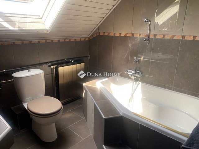 Eladó családi ház, Taksonyon 349 M Ft, 9 szobás