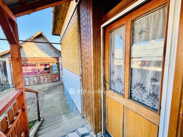 Eladó ikerház, Tégláson 38.5 M Ft, 2 szobás