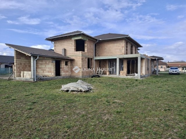 Eladó családi ház, Mohácson 54.99 M Ft, 8 szobás