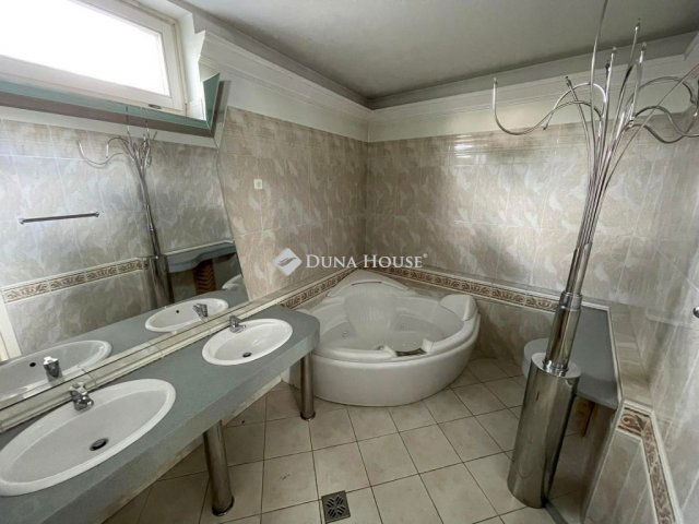 Eladó családi ház, Kecskeméten 198 M Ft, 6 szobás