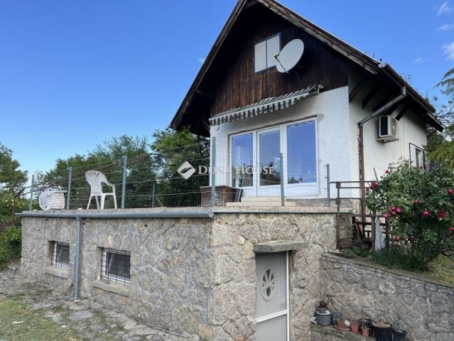 Eladó családi ház, Pécsett 62 M Ft, 1+2 szobás