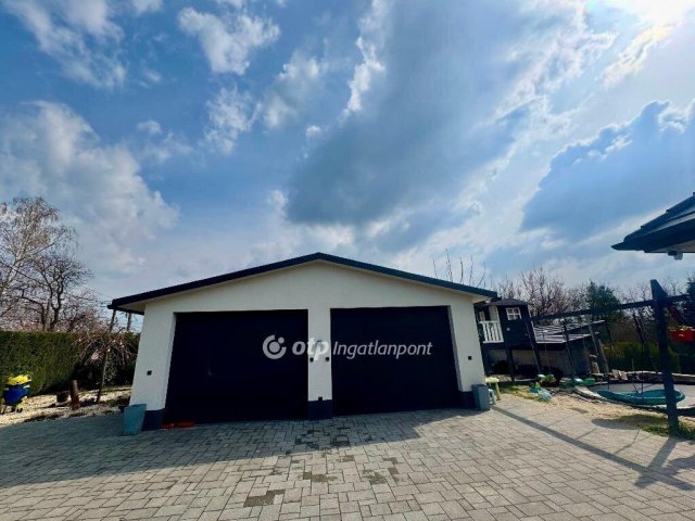 Eladó családi ház, Pécsett 149 M Ft, 4 szobás