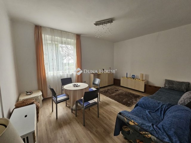 Eladó téglalakás, Lábatlanon 27.5 M Ft, 1 szobás