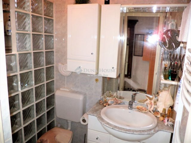 Eladó családi ház, Sukorón 96.25 M Ft, 5 szobás