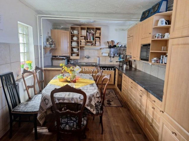 Eladó családi ház, Neszmélyen 65.9 M Ft, 8 szobás