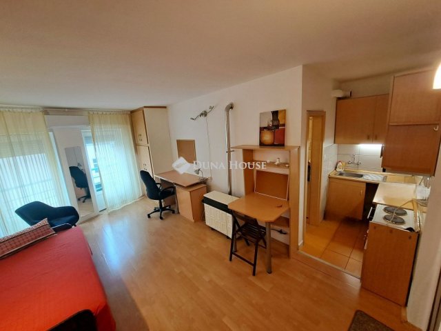Kiadó téglalakás, albérlet, Pécsett, Király utcában, 1 szobás