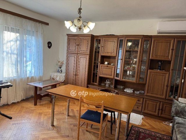 Eladó családi ház, Dunaújvárosban 67 M Ft, 7 szobás