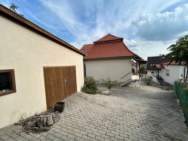 Eladó családi ház, Pécsett 139.9 M Ft, 7 szobás