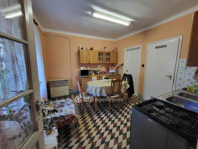 Eladó családi ház, Jászfényszarun 19.5 M Ft, 2 szobás