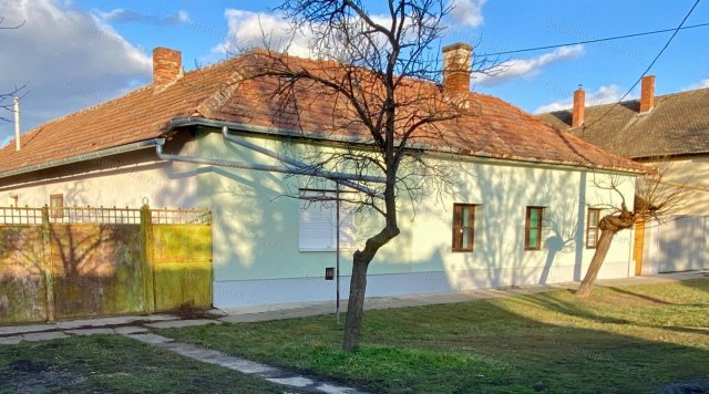 Eladó családi ház, Szarvason 21.5 M Ft, 5 szobás