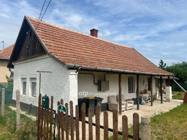 Eladó családi ház, Újszászon 15 M Ft, 2 szobás
