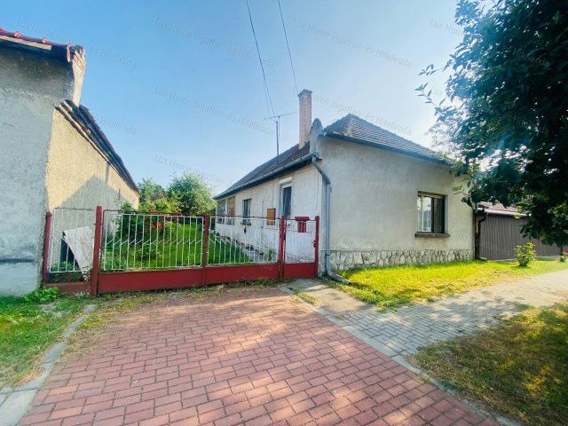 Eladó családi ház, Komáromban 32 M Ft, 3 szobás