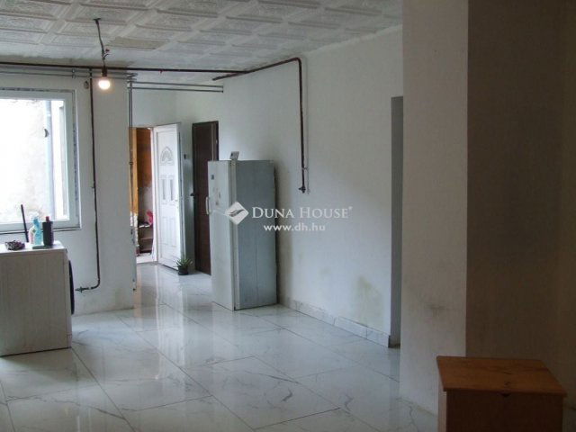 Eladó családi ház, Esztergomban 119.9 M Ft, 6 szobás