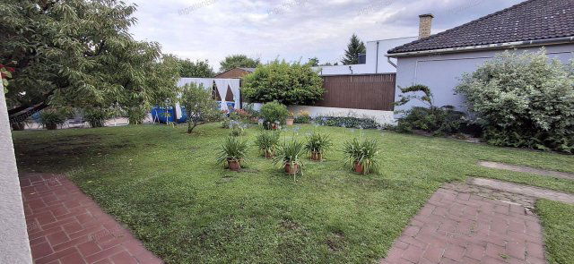 Eladó családi ház, Nyíregyházán 95 M Ft, 7 szobás