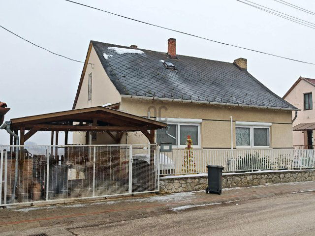 Eladó családi ház, Ajkán 56 M Ft, 4 szobás