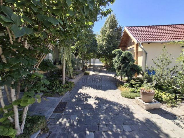 Eladó családi ház, Cegléden 210 M Ft, 4 szobás