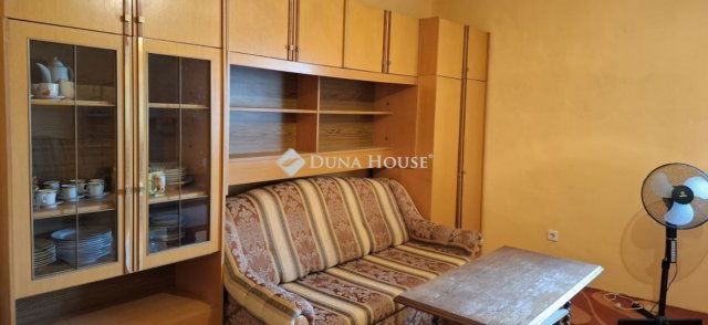 Eladó téglalakás, Pécsett 27.9 M Ft, 1 szobás