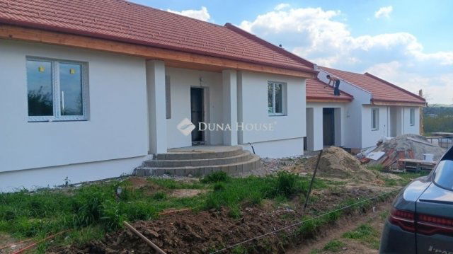 Eladó ikerház, Szadán 99.999 M Ft, 5 szobás