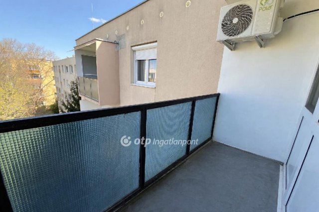 Eladó panellakás, Győrött 49.99 M Ft, 2 szobás