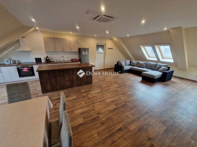 Eladó téglalakás, Baján 180 M Ft, 9+4 szobás