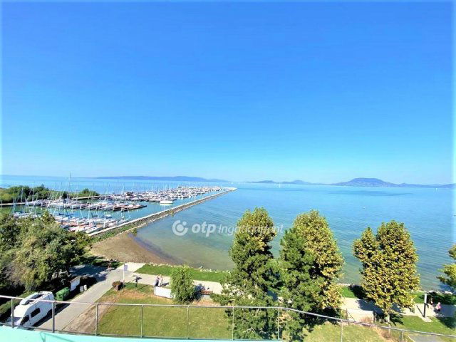 Eladó téglalakás, Balatonfenyvesen, Balaton-part utcában 121 M Ft