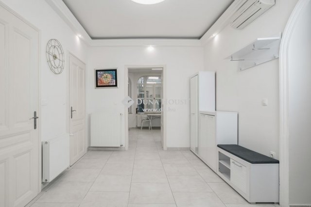 Eladó téglalakás, Pécsett 120 M Ft, 4 szobás