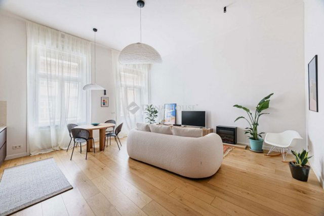 Eladó téglalakás, Budapesten, V. kerületben, Október 6. utcában