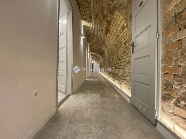 Eladó iroda, Budapesten, VI. kerületben 226.8 M Ft, 8 szobás