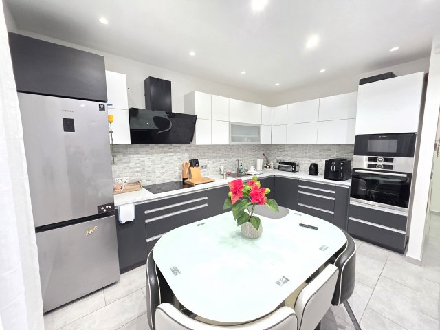 Eladó ikerház, Tatabányán, Verseny utcában 119 M Ft, 1+2 szobás