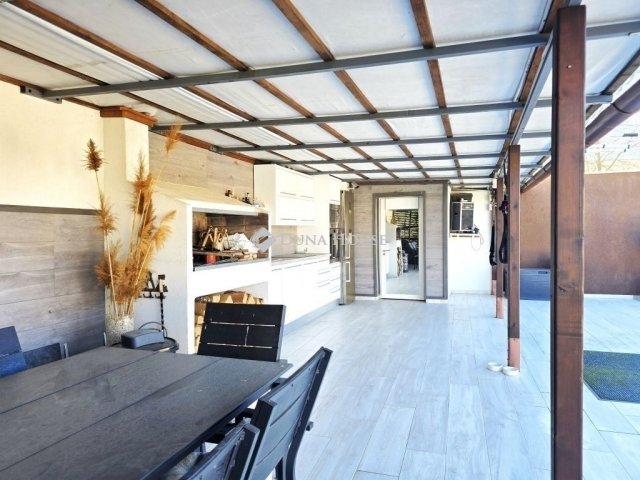 Eladó családi ház, Pécsett 124.9 M Ft, 6 szobás