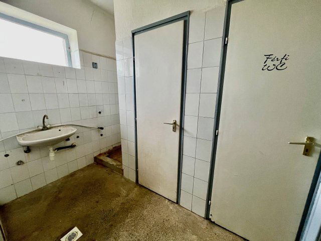 Kiadó ipari ingatlan, Pécsett 600 E Ft / hó, 3 szobás