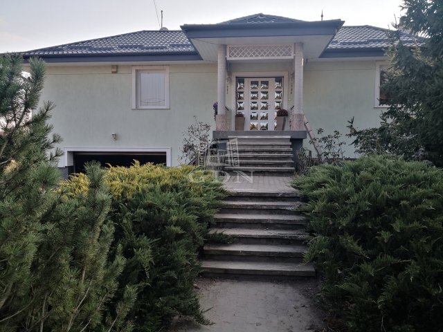 Eladó családi ház, Szigetmonostorban 250 M Ft, 4 szobás