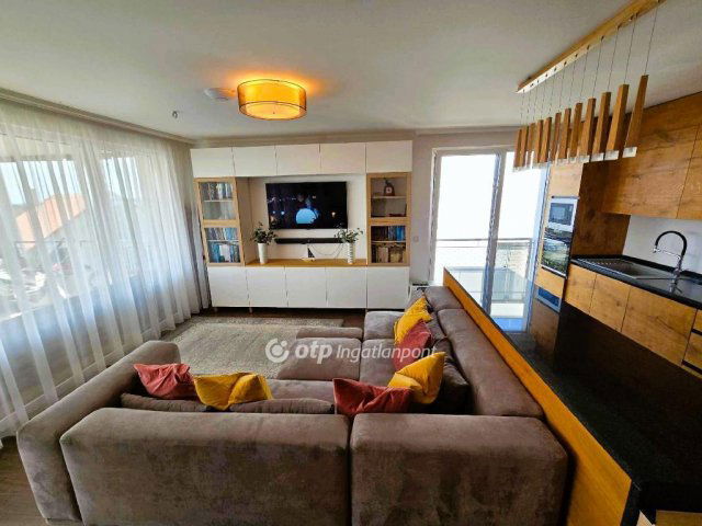 Eladó téglalakás, Balatonfüreden 170 M Ft, 3 szobás