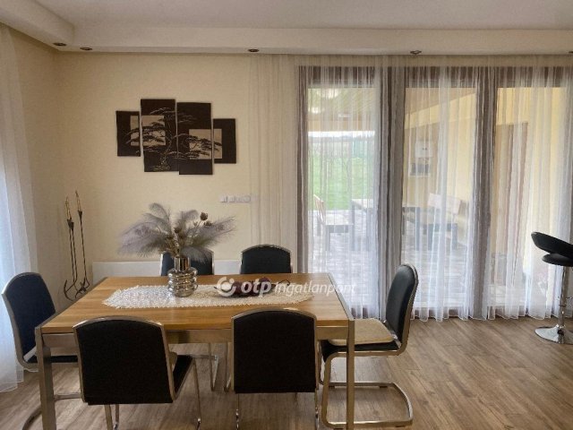 Eladó családi ház, Márkón 144 M Ft, 4 szobás