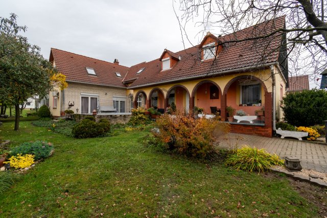 Eladó családi ház, Móron 93.9 M Ft, 6 szobás