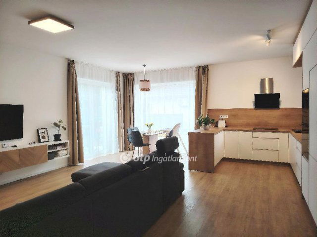 Eladó családi ház, Velencén 129.9 M Ft, 4 szobás