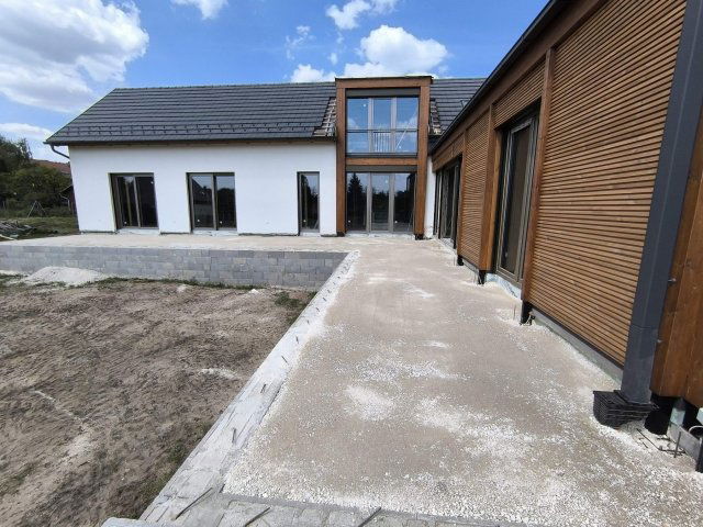 Eladó családi ház, Sukorón 315 M Ft, 8 szobás