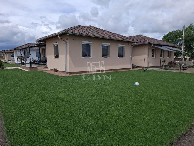 Eladó ikerház, Kiskunlacházán 66.9 M Ft, 4 szobás