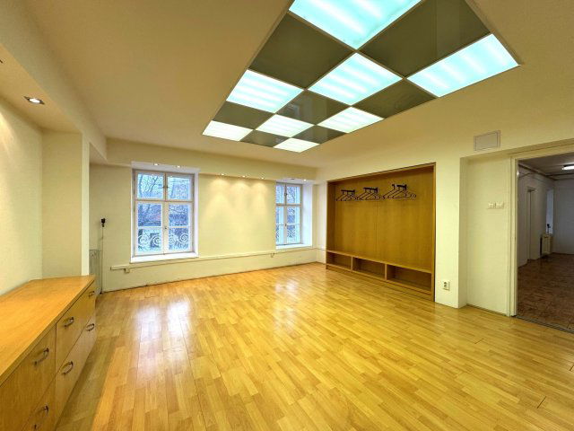 Eladó iroda, Pécsett, Perczel Miklós utcában 169.9 M Ft