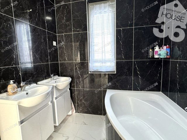 Eladó családi ház, Kecskeméten 94.99 M Ft, 5 szobás