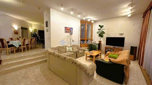 Eladó családi ház, Budapesten, II. kerületben, Kertváros utcában