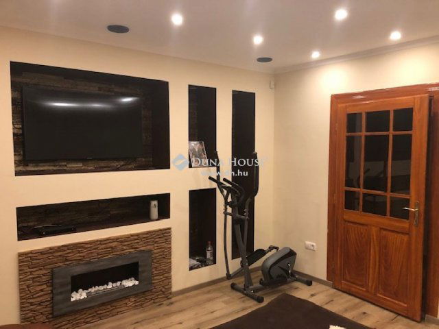 Eladó családi ház, Szadán 130 M Ft, 3 szobás