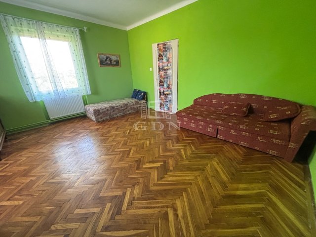 Eladó téglalakás, Komáromban 39 M Ft, 2 szobás