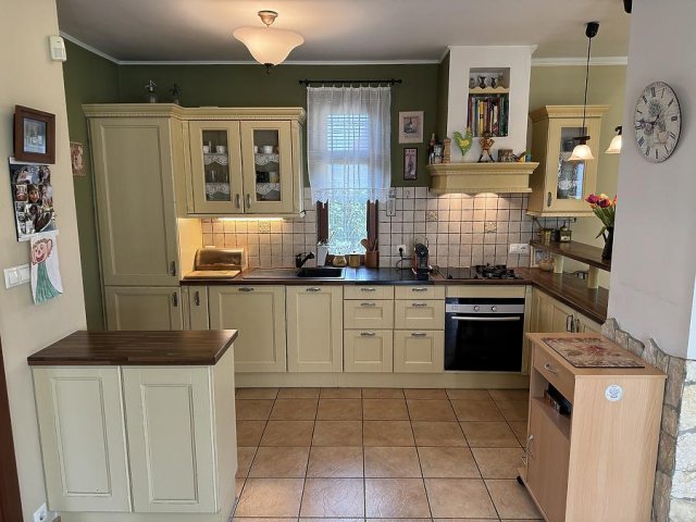 Eladó családi ház, Ürömön 438 M Ft, 8 szobás