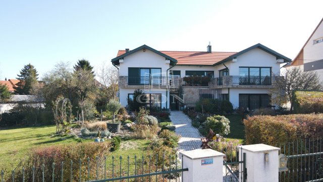 Eladó családi ház, Székesfehérvárott 350 M Ft, 8+4 szobás