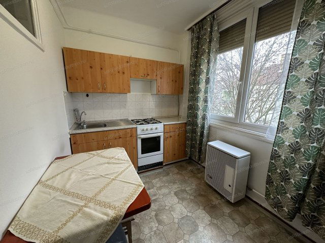 Eladó téglalakás, Jászberényben 33 M Ft, 2 szobás