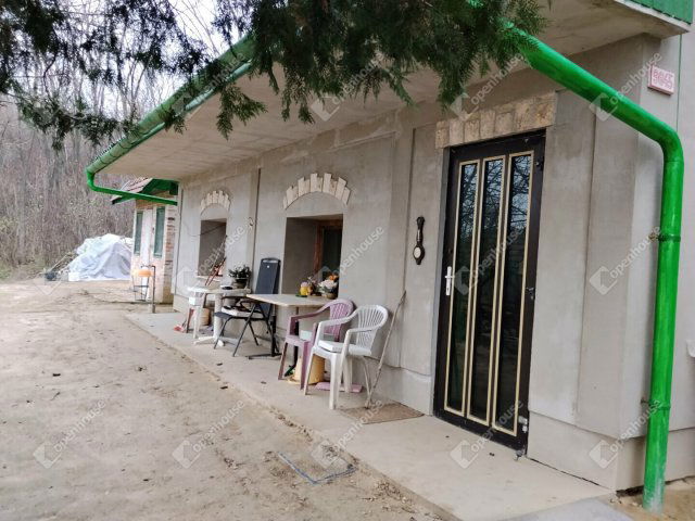 Eladó családi ház, Esztergomban 16 M Ft, 2 szobás