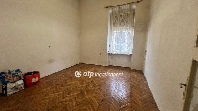 Eladó téglalakás, Pápán 12.9 M Ft, 1 szobás