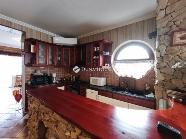 Eladó családi ház, Pilisszentivánon 275.48 M Ft, 7 szobás